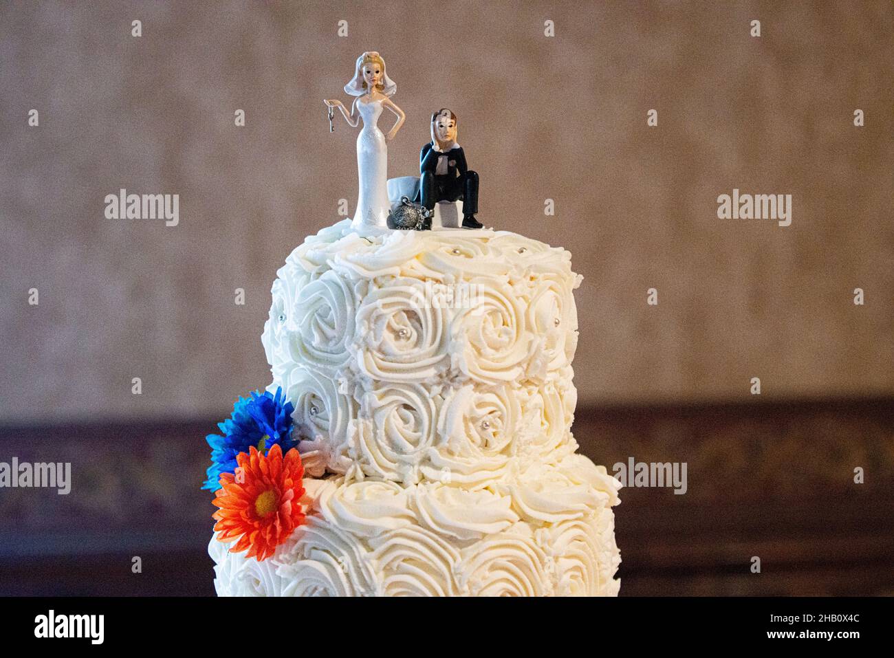 Gorgeous bride and groom wedding cake topper Stock Photo - Alamy