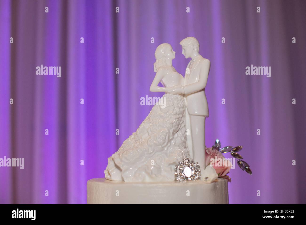Gorgeous bride and groom wedding cake topper Stock Photo - Alamy