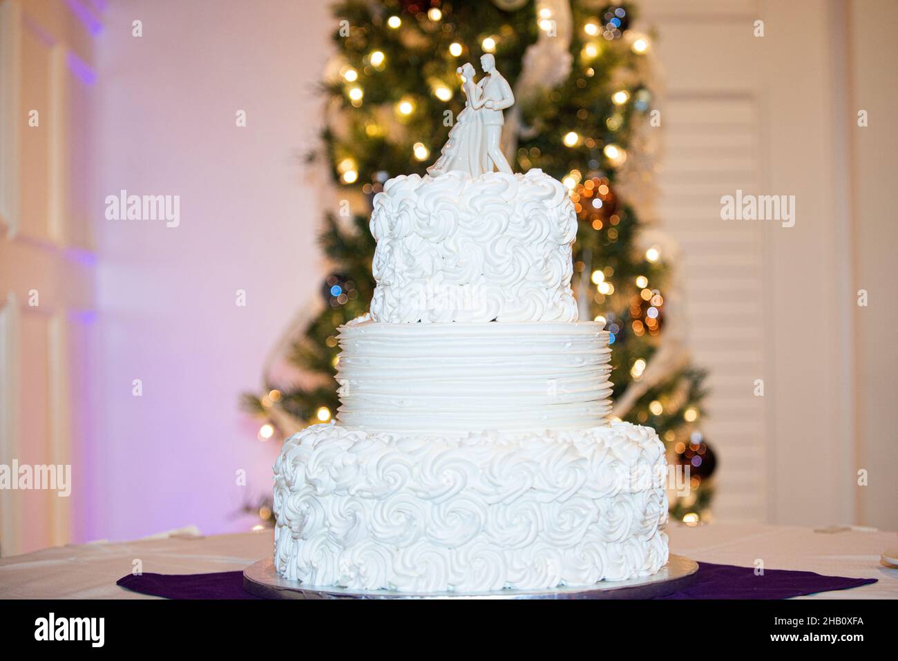 Gorgeous bride and groom wedding cake topper Stock Photo - Alamy