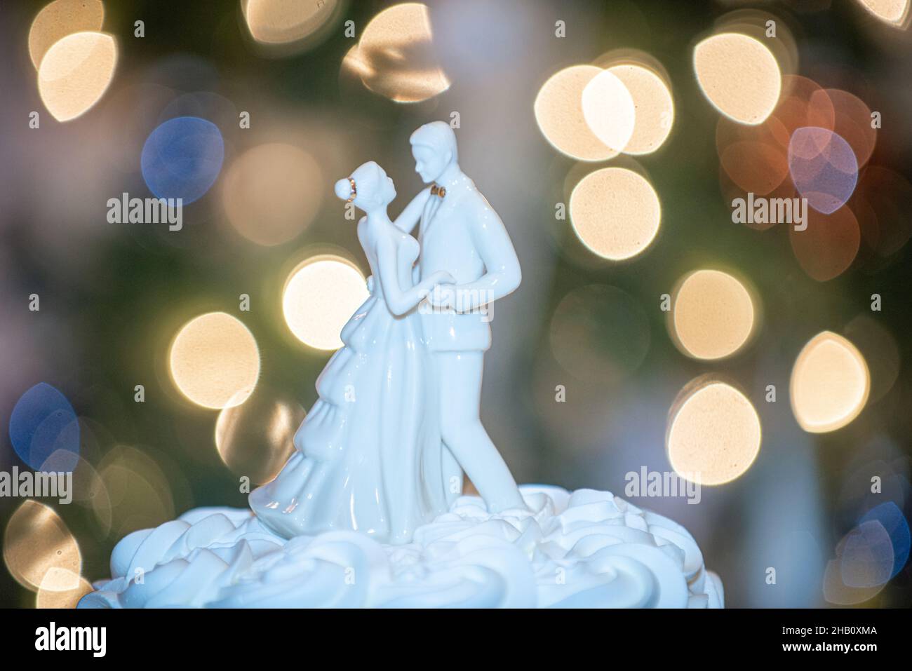 Gorgeous bride and groom wedding cake topper Stock Photo - Alamy