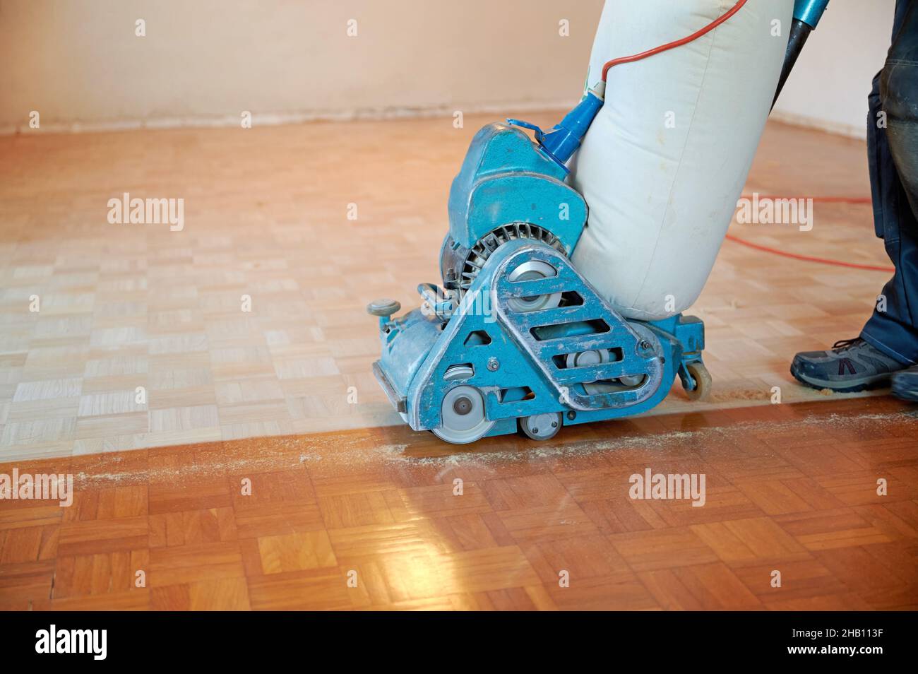 Worker polishing parquet floor with grinding machine Stock Photo Alamy