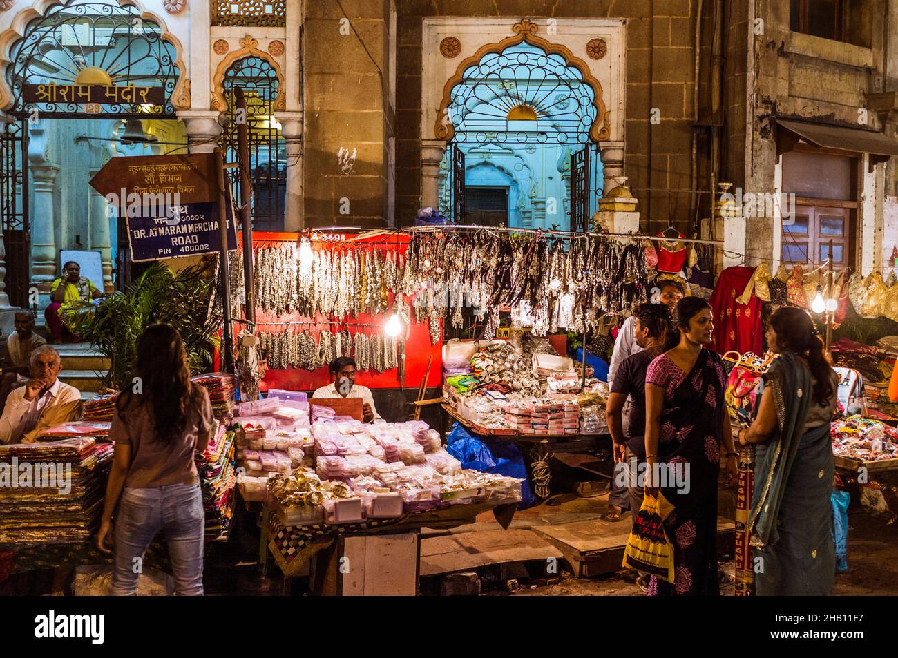 Mumbai, Maharashtra, India : People shop at night in the busy Mangaldas market in the Kalbadevi neighborhood. Stock Photo