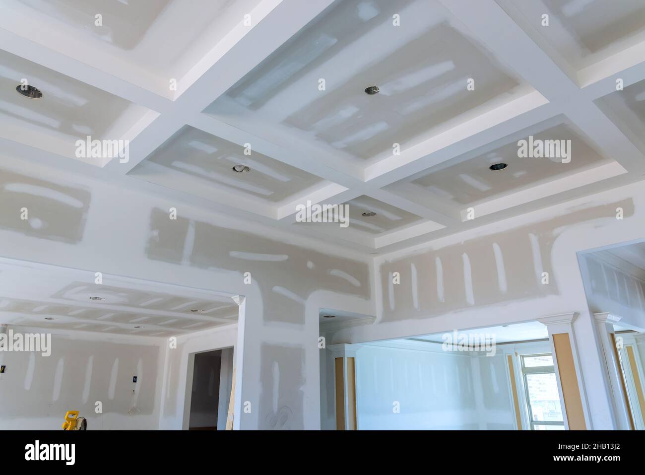 Laid plastering gypsum on the walls and ceiling to drywall seams of