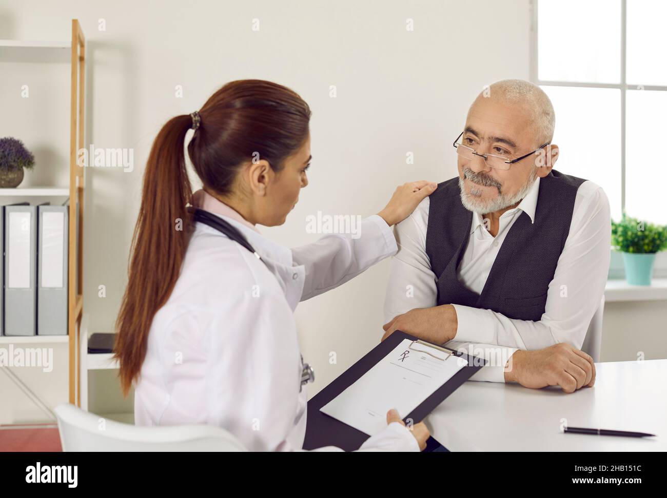 Doctor elderly patient hospital hi-res stock photography and images - Alamy
