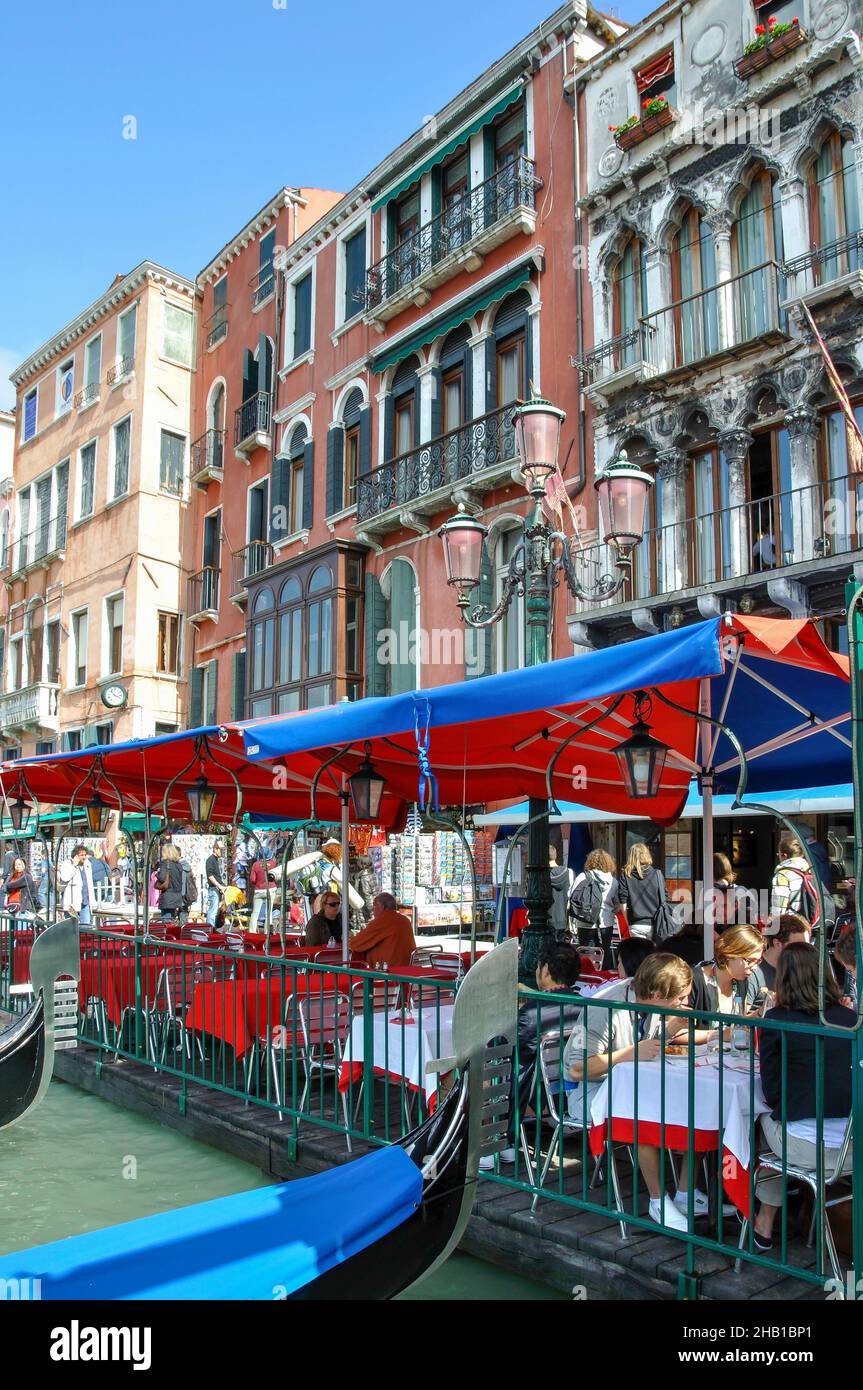 Canalside restaurants, Grand Canal, Venice (Venezia), Veneto Region, Italy Stock Photo