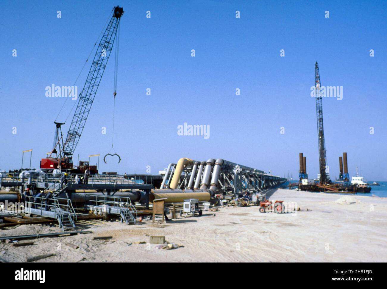 Oil industry in Ras Tanura area, Saudi Arabia, refinery under construction 1979 Stock Photo