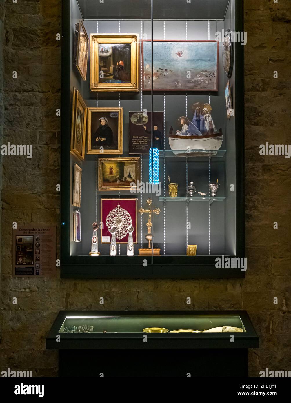 Explanations of the showcase objects and votive offerings in the church