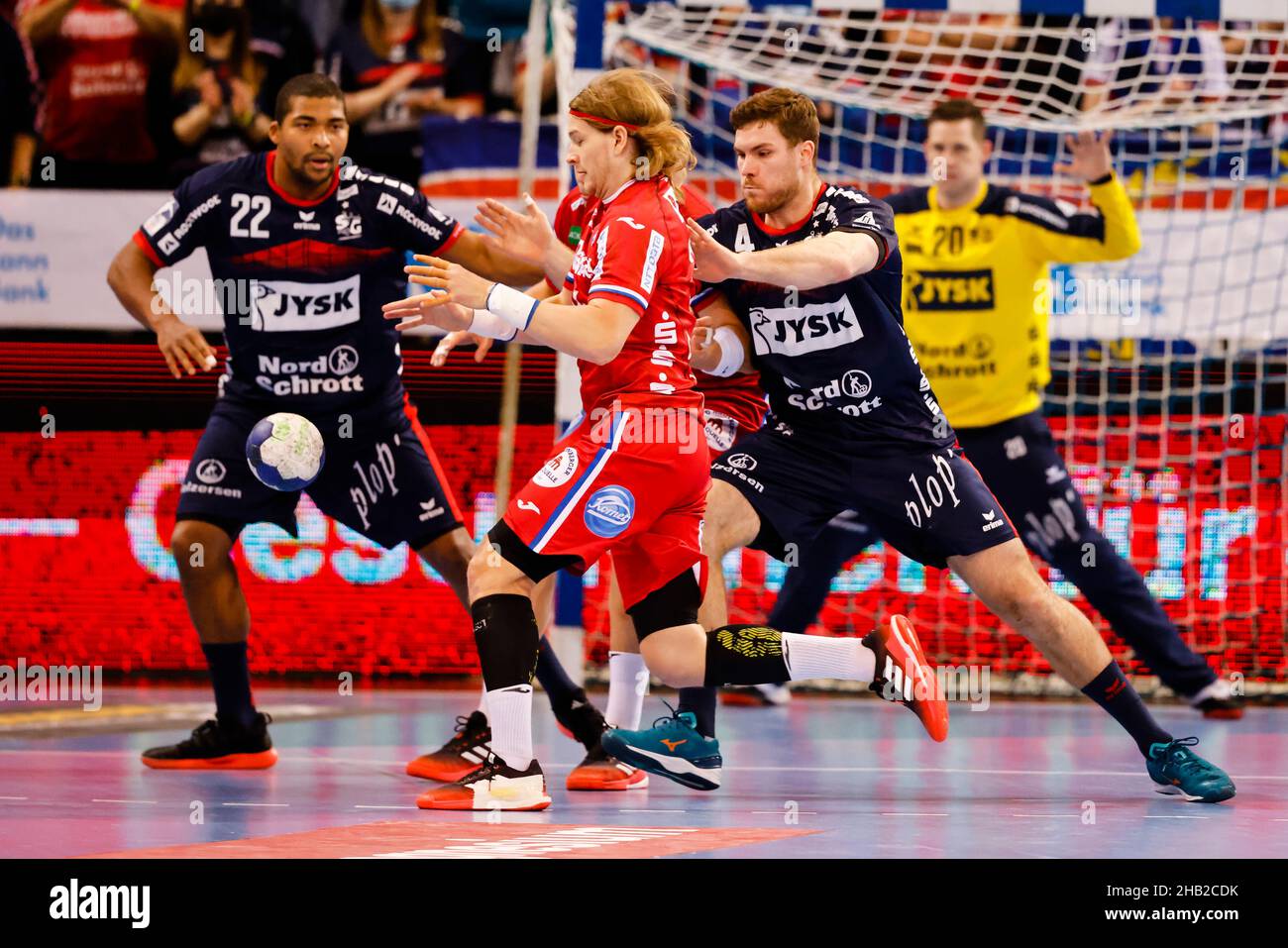 Flensburg, Germany. 16th Dec, 2021. Handball: Bundesliga, SG Flensburg-Handewitt  - TBV Lemgo Lippe, Matchday 4, Flens-Arena.Flensburg's Mads Mensah Larsen  (l-r), Lemgo's Andreas Cederholm and Flensburg's Johannes Golla fight for  the ball. Credit: