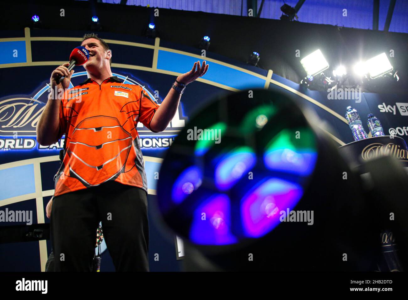 Daryl Gurney signs Sweet Caroline to the crowd during day two of the  William Hill World Darts Championship at Alexandra Palace, London. Picture  date: Thursday December 16, 2021 Stock Photo - Alamy