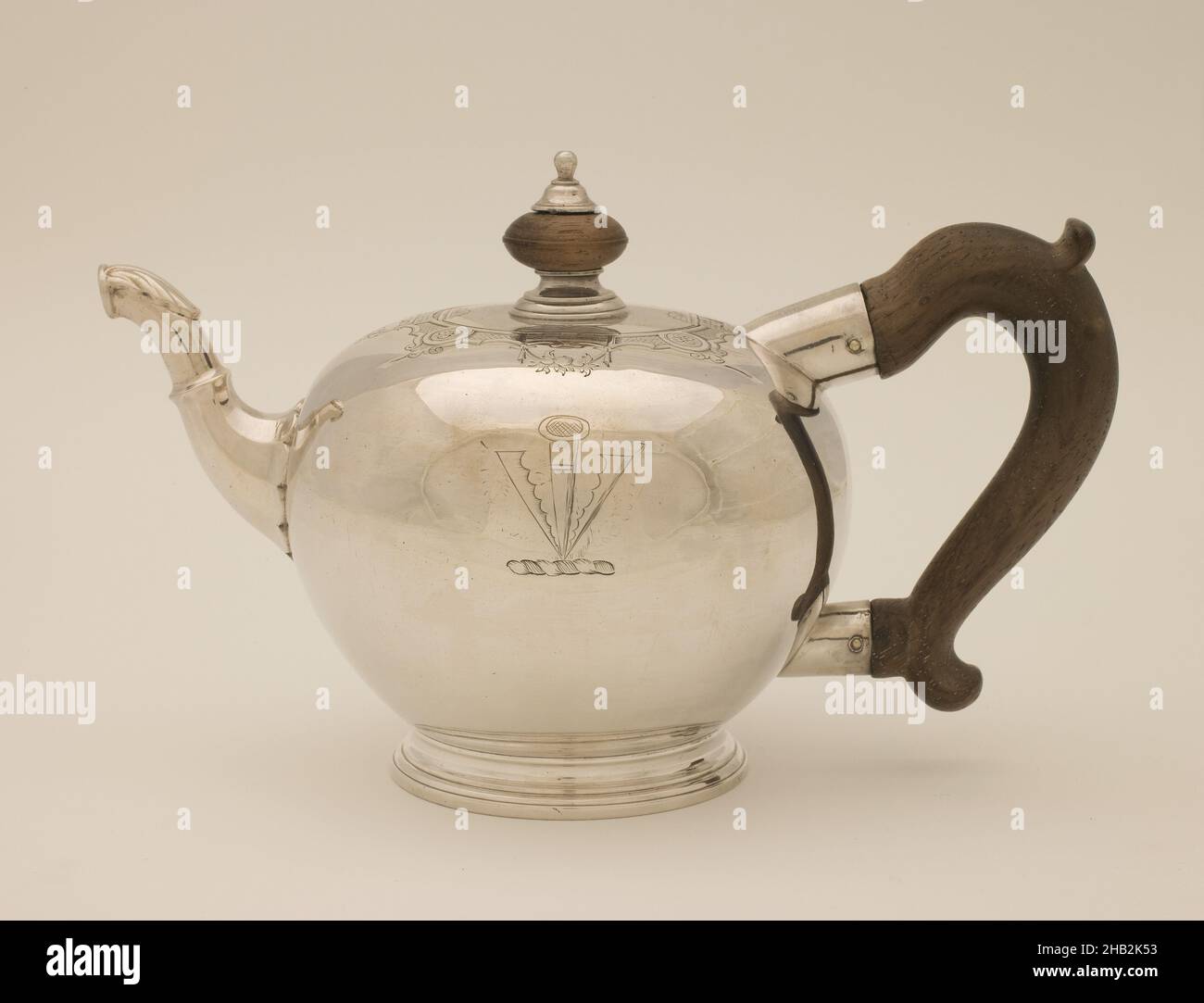 Teapot, marked by Peter Archambo I, English, active 1720–d.1767, 1730–31, Silver and wood, Made in London, Greater London, England, Europe, Metalwork, 4 x 6 3/4 x 4 in. (10.2 x 17.1 x 10.2 cm Stock Photo