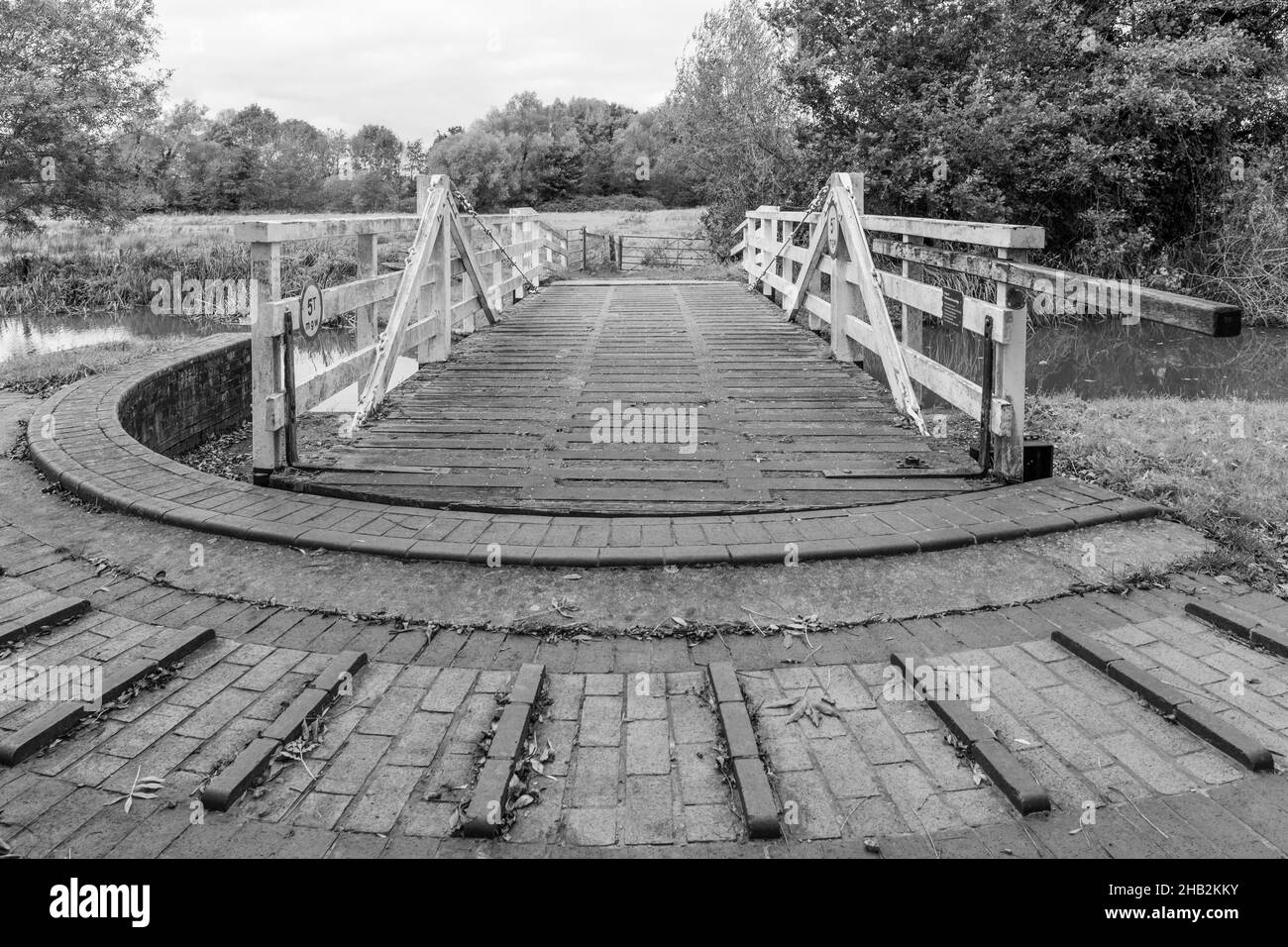 UK, England, Berkshire, Sulhamstead Swing-Bridge across the Kennet & Avon Canal Stock Photo