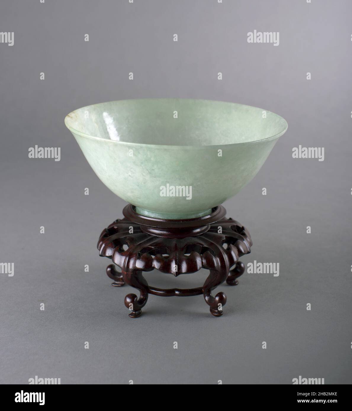 Bowl, Chinese, Qing dynasty, 1644–1911, Qianlong period, 1736–1795, mid- to late 18th century, Flourite, Made in China, Asia, Containers, stone & mineral, height with stand: 4 in. (10.2 cm Stock Photo