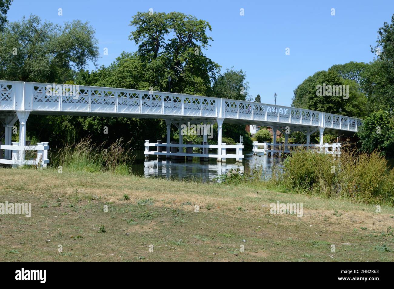Toll Bridge between Pangbourne and Whitchurch over the River Thames. Stock Photo