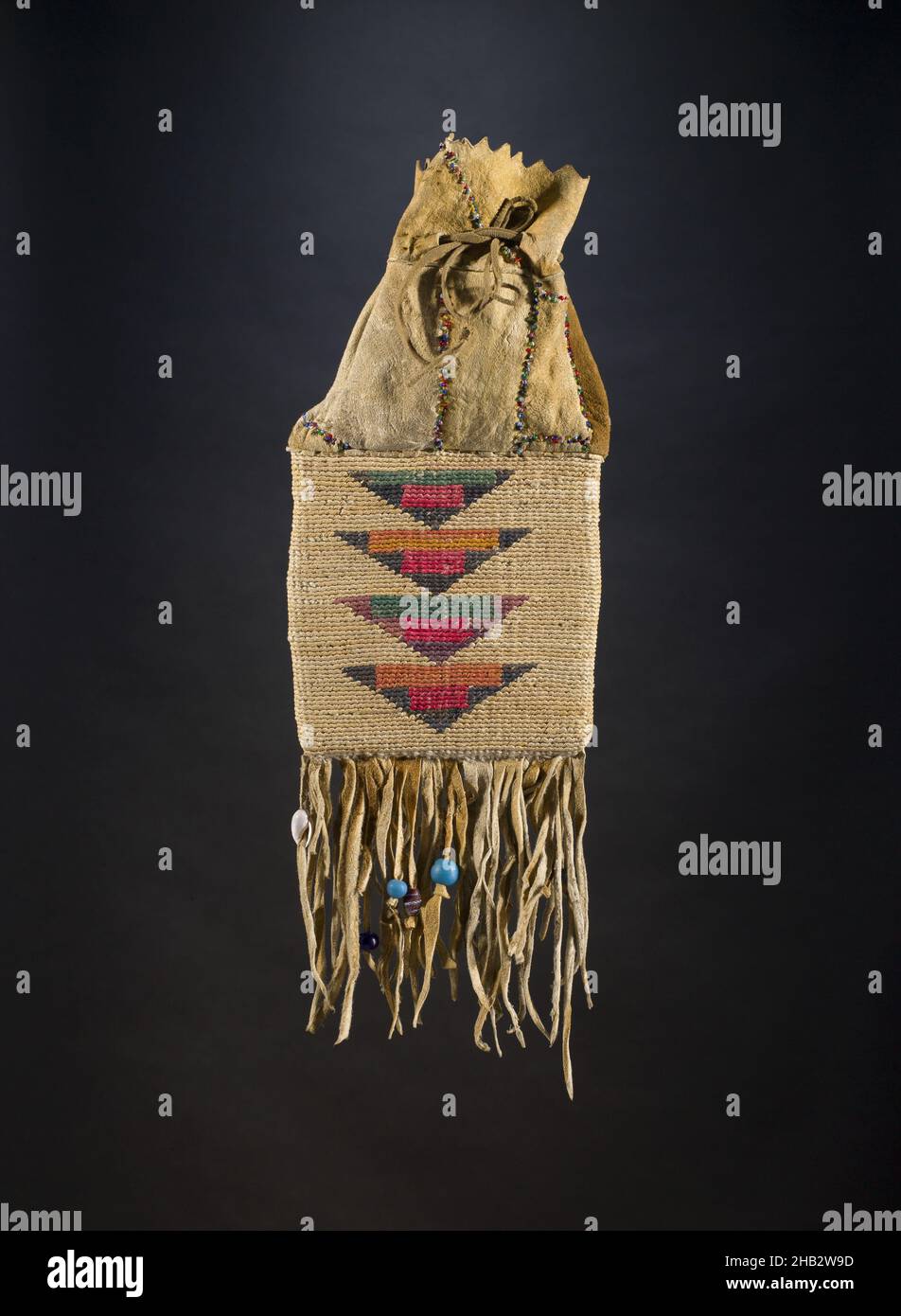 Bag, Nimi'ipuu (Nez Perce), c.1900, Tanned hide, corn husk, dye, glass beads, and shell beads, Made in United States, North and Central America, Containers, jewelry & personal accessories, 16 × 5 1/2 in. (40.6 × 14 cm Stock Photo