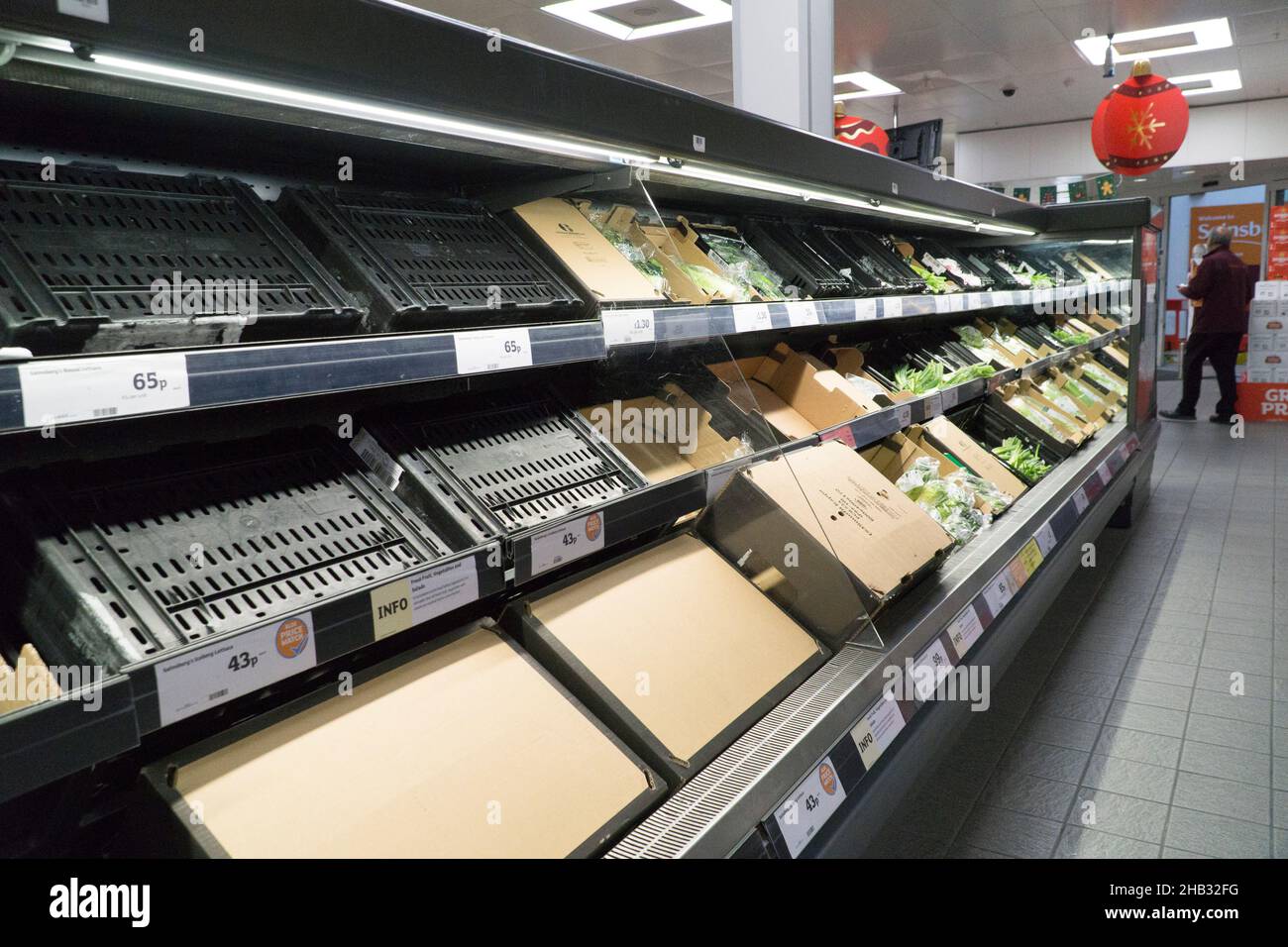 London, UK, 16 December 2021: In the Clapham High Street branch of Sainsbury's the fresh vegetable section is lacking in lettuce. A combination of labour shortages due to Brexit and supply chain problems due to coronavirus has left some vegetables unavailable in supermarkets. Anna Watson/Alamy Live News Stock Photo