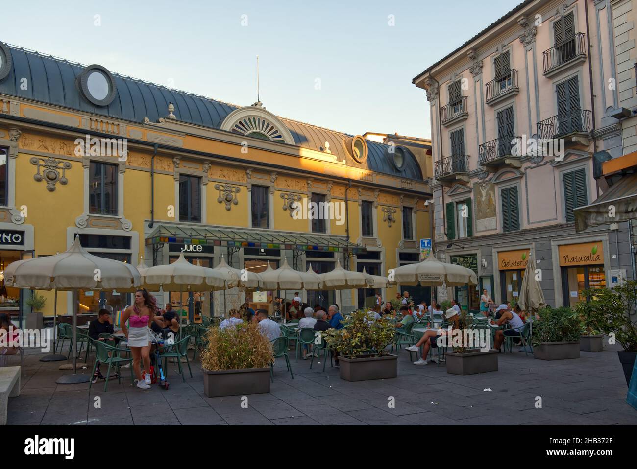 Alessandria: people sitting at the tables of a cafe in the city center for an aperitif Stock Photo