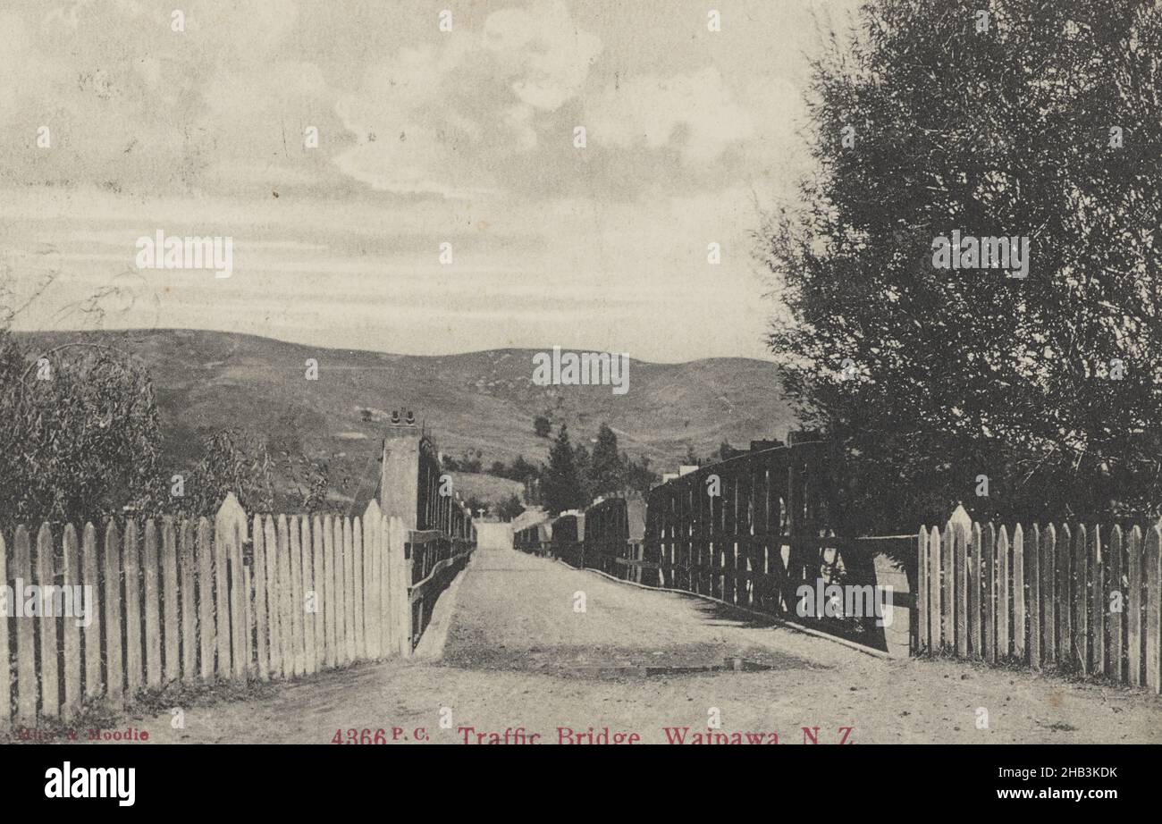 Traffic Bridge, Waipawa, Muir & Moodie studio, 1904-1915, Waipawa, View from one end of the traffic bridge looking across to the other. Countryside landscape is in sight in the distance and a large tree and wooden fencing is visible in the foreground Stock Photo