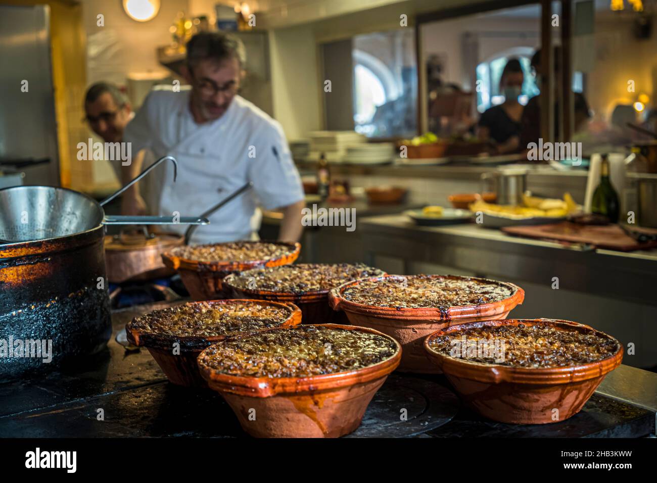 Chef Eric Rousselot prepares the famous Cassoulet Imperial at Hostellerie Etienne, a family-run business since 1956. Labastide d'Anjou, France Stock Photo