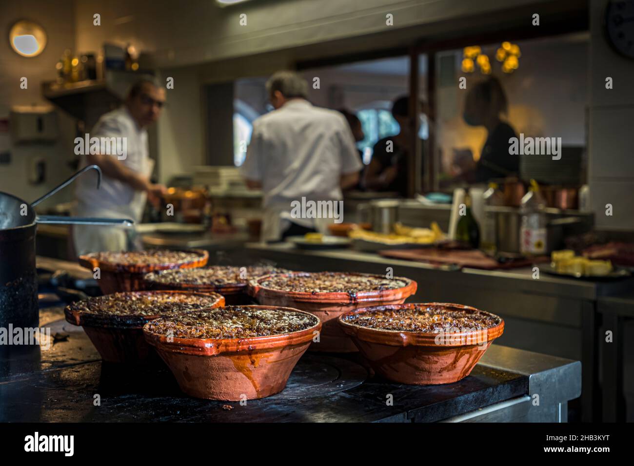 Chef Eric Rousselot prepares the famous Cassoulet Imperial at Hostellerie Etienne, a family-run business since 1956. Labastide d'Anjou, France Stock Photo