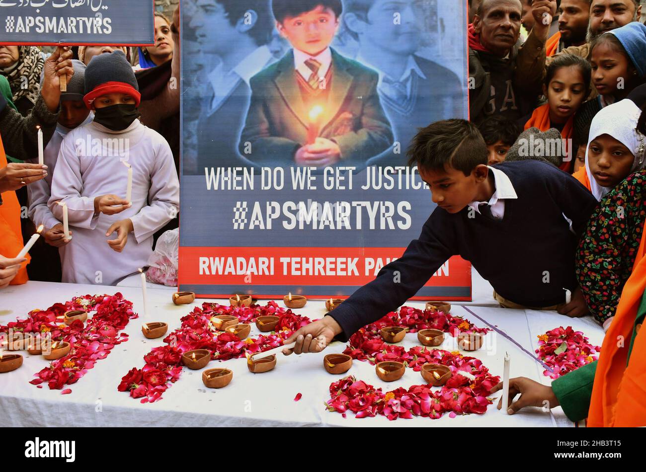 Lahore, Pakistan. 16th Dec, 2021. Pakistani Activists of Rawadari