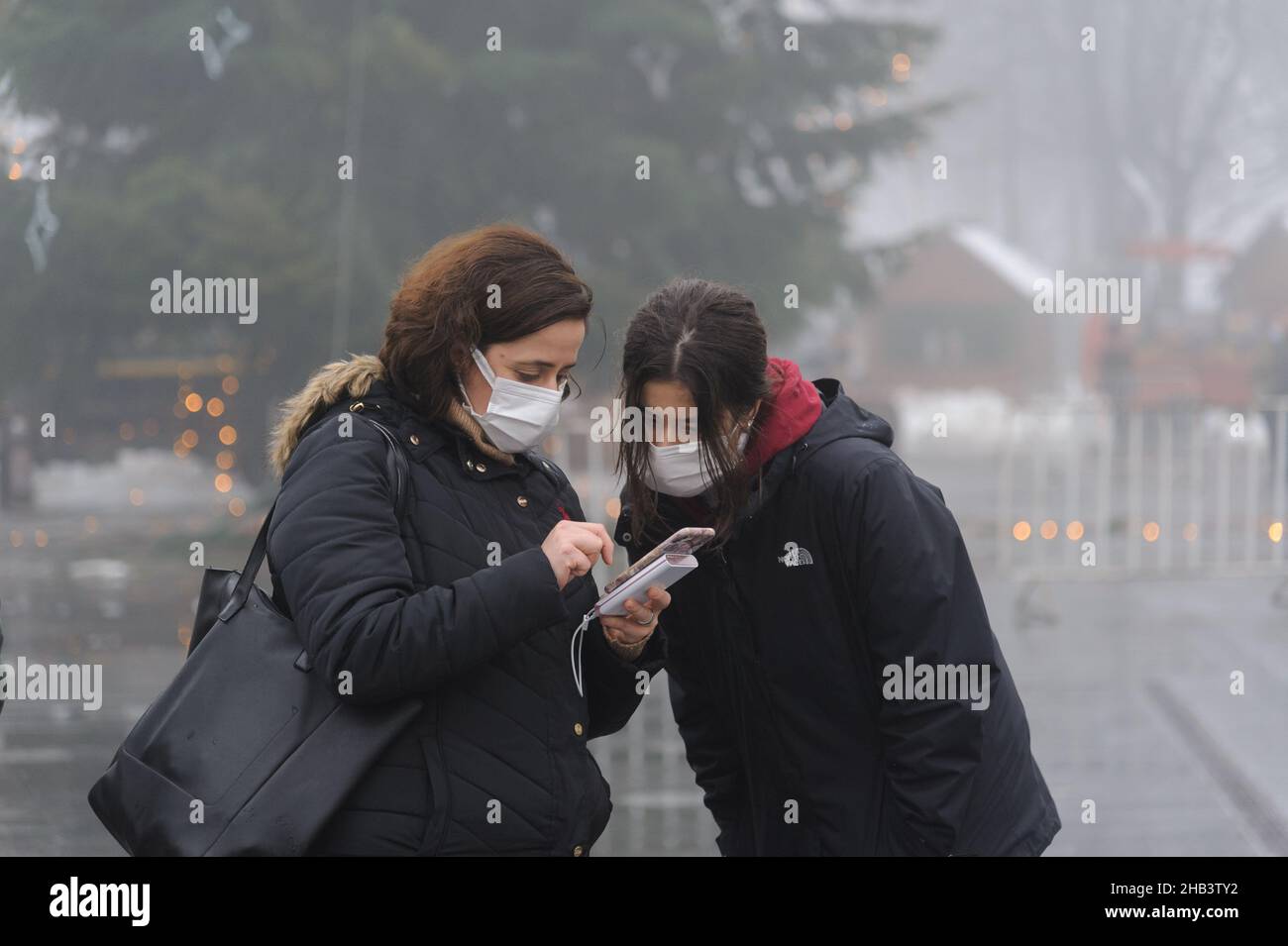 Women wearing facemasks hi-res stock photography and images - Alamy
