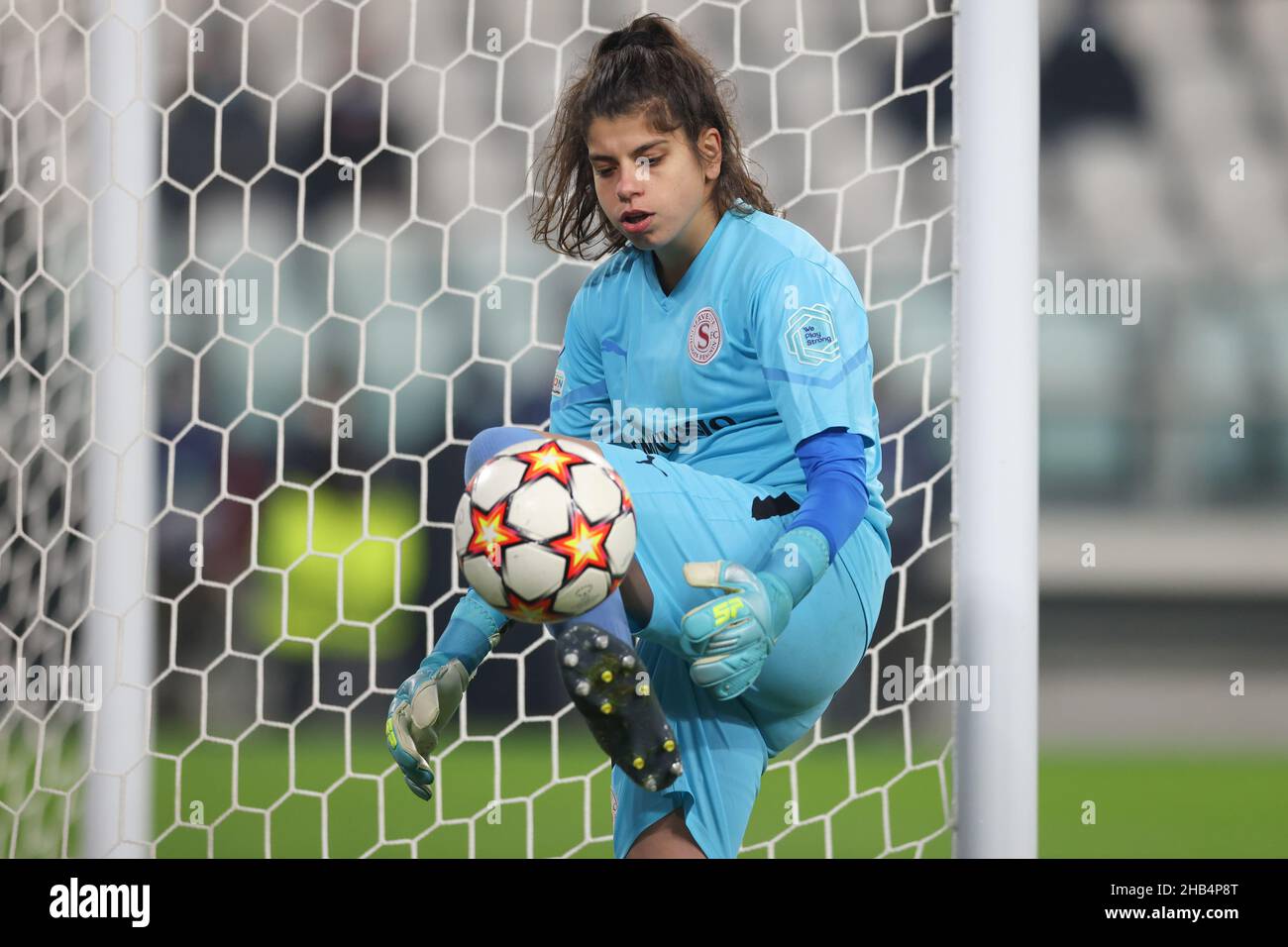 Leiria, Portugal. 17th Mar, 2021. Sporting Goalkeeper Ines Pereira warm up  during the women´s League Cup (2020/21) Final game between Benfica and  Sporting at the Estádio Municipal Dr. Magalhães Pessoa in Leiria