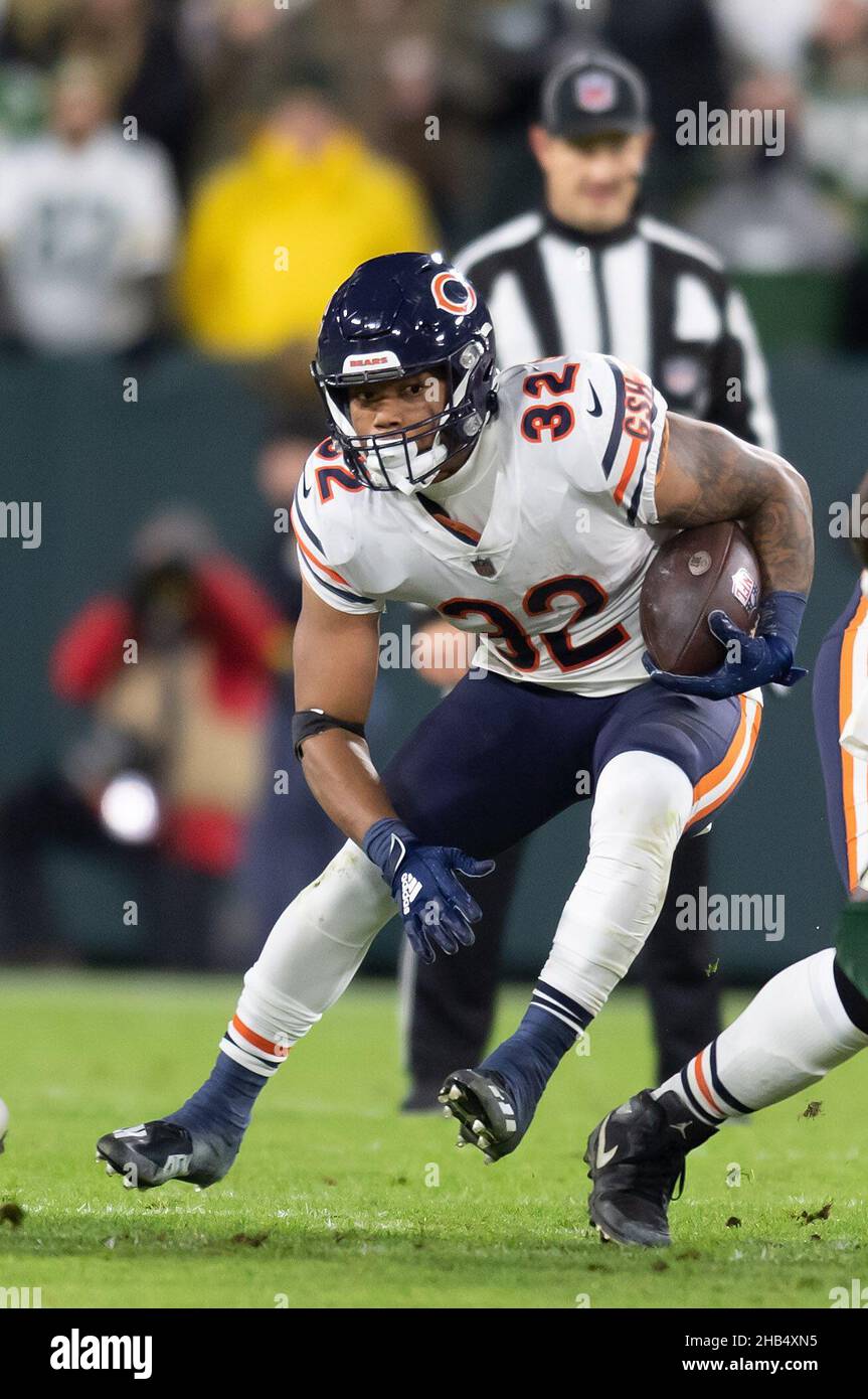 Green Bay, Wisconsin, USA. 18th Sep, 2022. Chicago Bears running back David  Montgomery (32) running through a hole made by center Cody Whitehair (65),  offensive tackle Larry Borom (75), and tight end