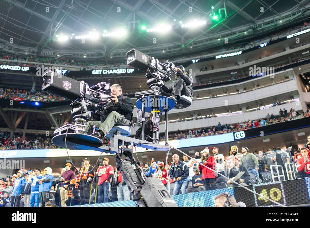 Inglewood, USA. 16th Dec, 2021. American Football: Professional League NFL, Los Angeles Chargers - Kansas City Chiefs, main round, main round games, game day 15, SoFi Stadium. Two cameramen are sitting on a mobile crane. Credit: Maximilian Haupt/dpa/Alamy Live News Stock Photo