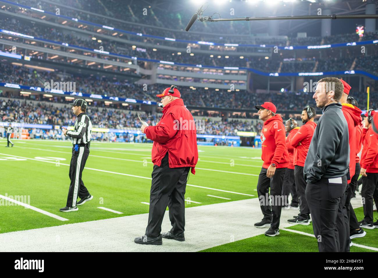 Inglewood, USA. 16th Dec, 2021. American football: NFL professional league, Los Angeles Chargers - Kansas City Chiefs, main round, main round games, matchday 15, SoFi Stadium. Chiefs coach Andy Reid (M) stands on the sidelines. Credit: Maximilian Haupt/dpa/Alamy Live News Stock Photo