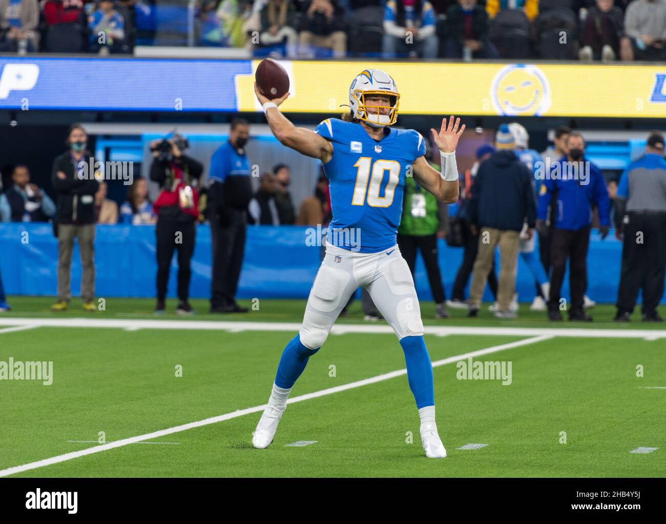 Inglewood, USA. 16th Dec, 2021. American football: NFL professional league, Los Angeles Chargers - Kansas City Chiefs, main round, main round games, Game 15, SoFi Stadium. Chargers quarterback Justin Herbert throws the ball. Credit: Maximilian Haupt/dpa/Alamy Live News Stock Photo