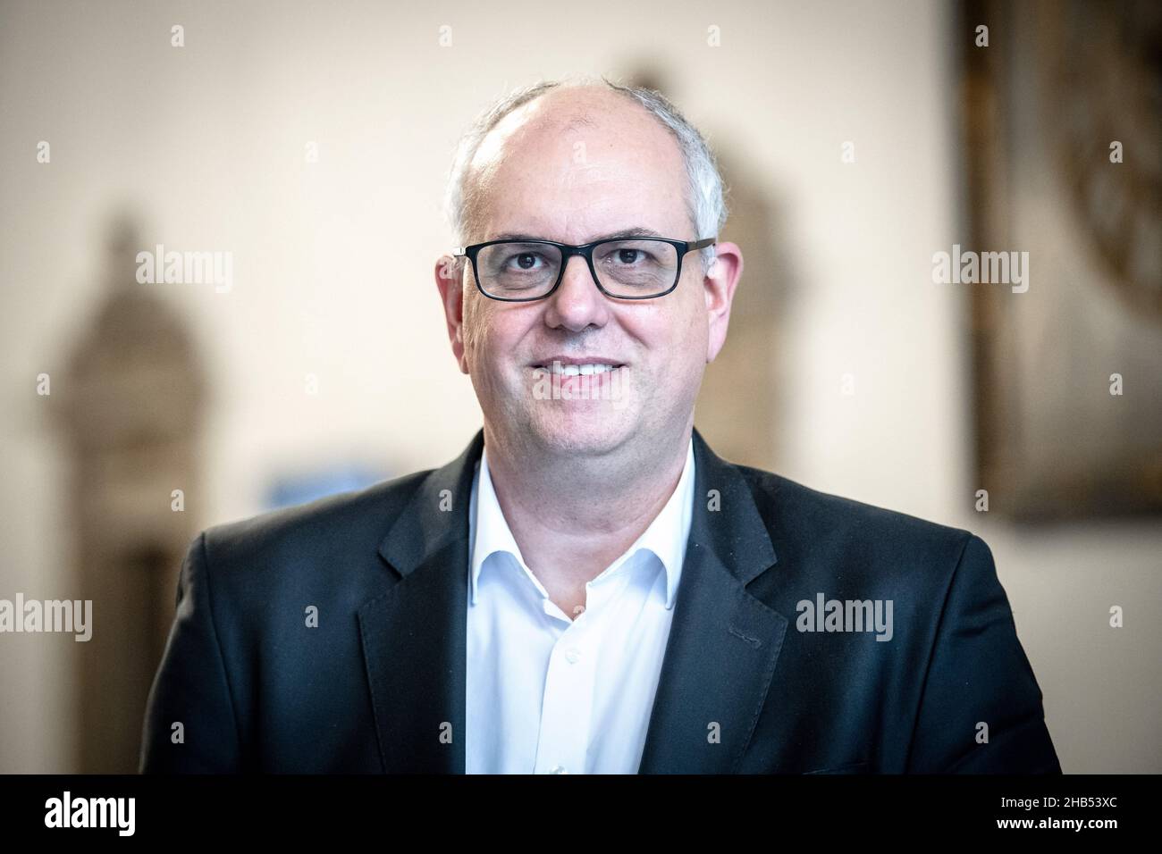 Bremen, Germany. 13th Dec, 2021. Andreas Bovenschulte (SPD), mayor of Bremen, stands in the town hall. (to dpa 'Bremen's mayor: No sweeping judgements against vaccination critics') Credit: Sina Schuldt/dpa/Alamy Live News Stock Photo