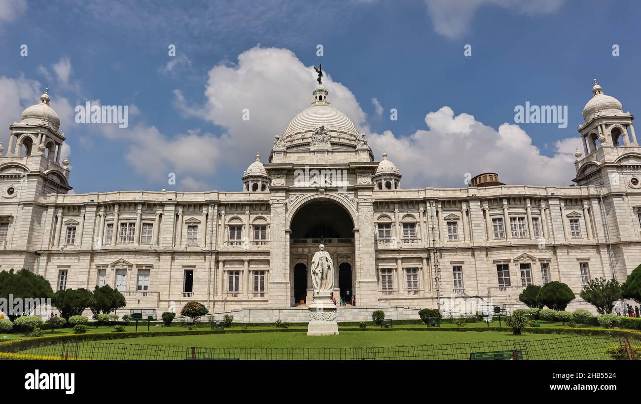 Lord Curzon statue in front of Victoria Memorial Hall. Indo-Saracen style with Mughal and British structure and White Makrana marbles were used buildi Stock Photo
