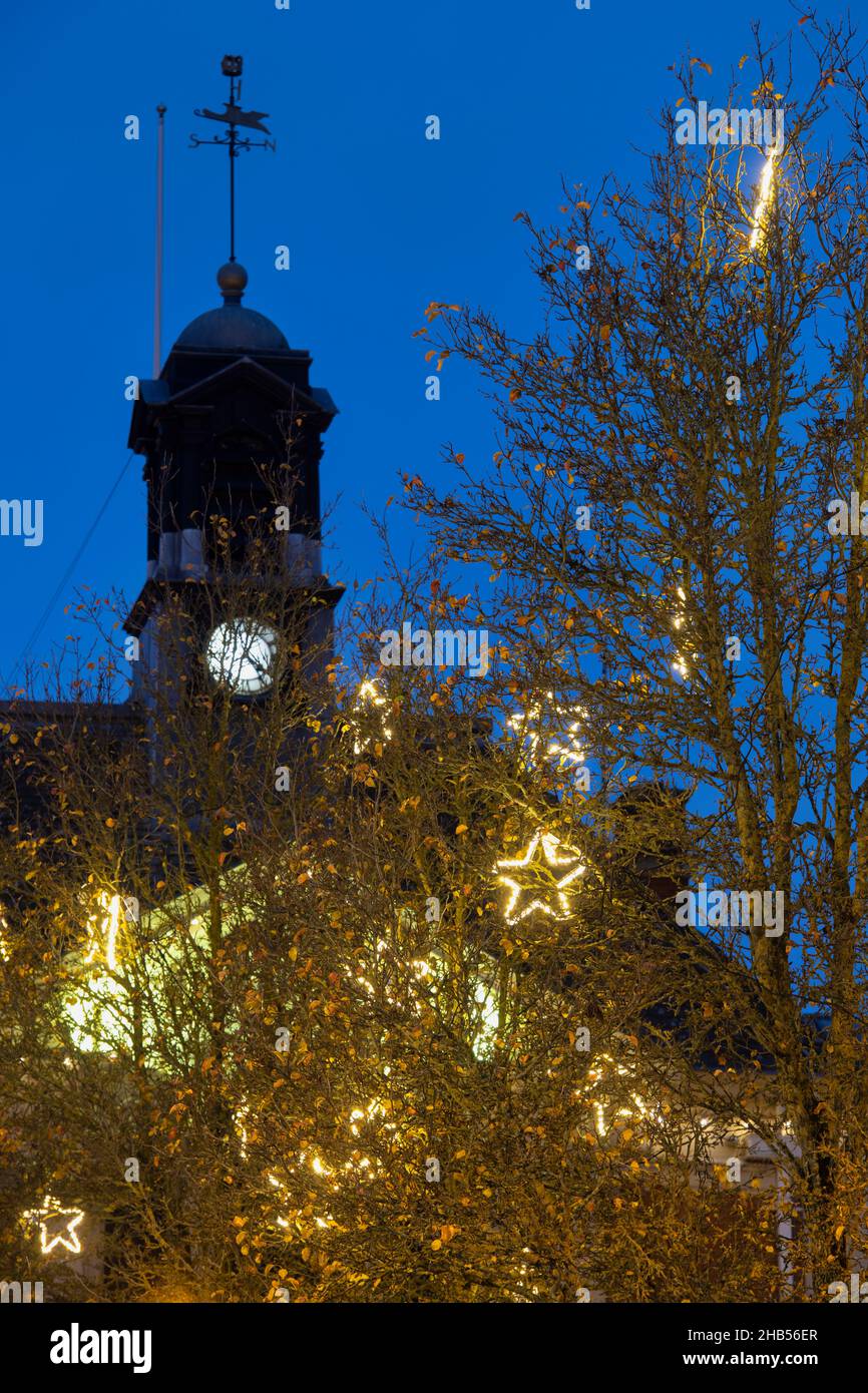 Christmas star light decorations in trees at night. HenleyonThames, Oxfordshire, England Stock Christmas star light decorations in trees at night. HenleyonThames, Oxfordshire, England Stock