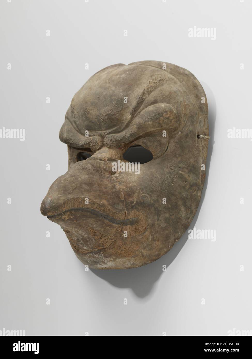 Mask, Dance mask in the form of a karasu-tengu, belonging to the group of  kagura masks. Possibly a Kyogen mask., anonymous, Japan, 1600 - 1699, wood  (plant material), dye, height 23 cm ×
