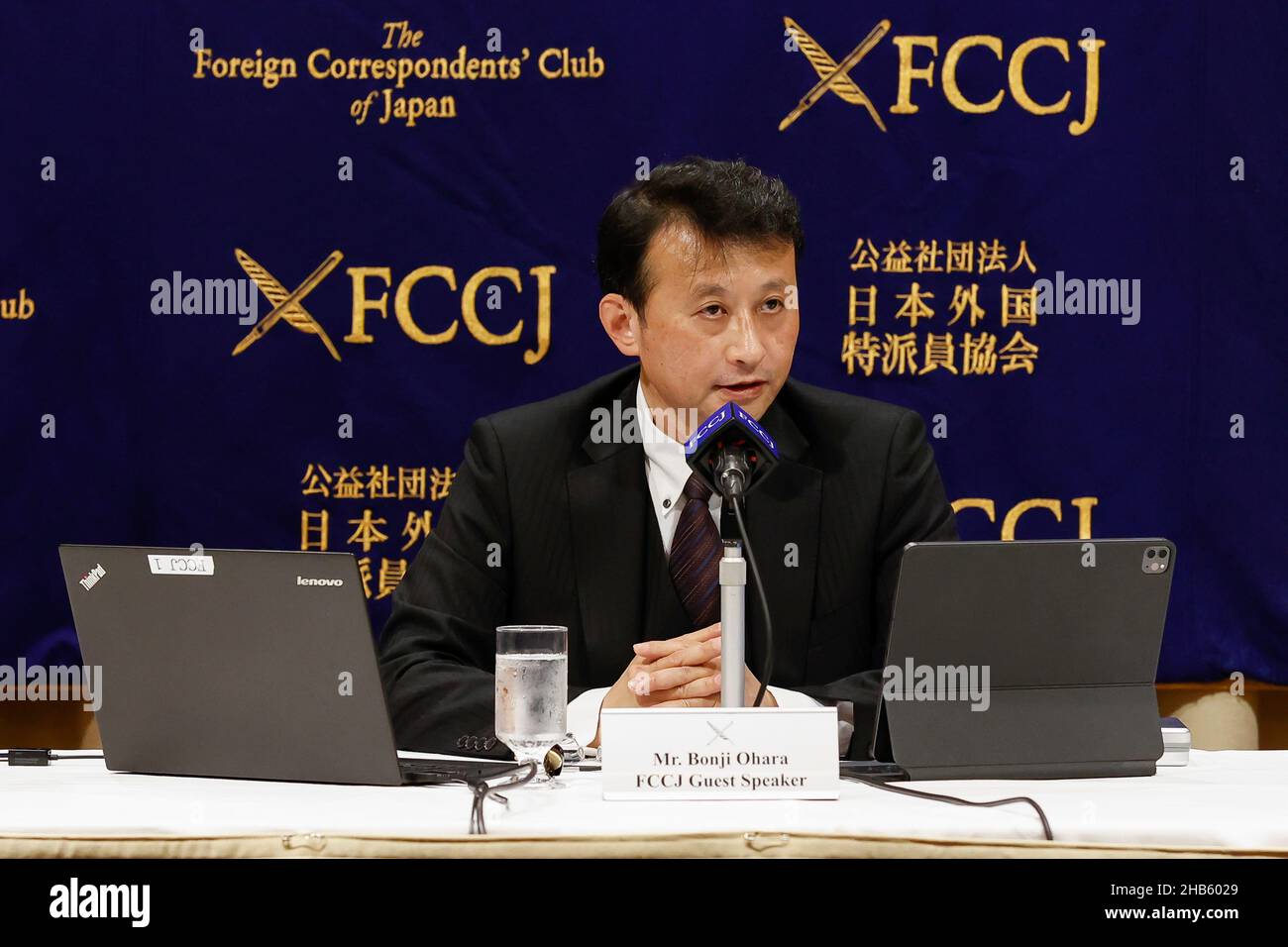 Tokyo, Japan. 17th Dec, 2021. Bonji Ohara, a senior fellow at the Sasakawa Peace Foundation, speaks during a news conference at The Foreign Correspondents' Club of Japan on December 17, 2021, Tokyo, Japan. Ohara spoke about the diplomatic relations between Japan and China and the consequences if Japan joins the US-led diplomatic boycott of the Beijing Winter Olympic Games over human rights abuses. Credit: Aflo Co. Ltd./Alamy Live News Stock Photo