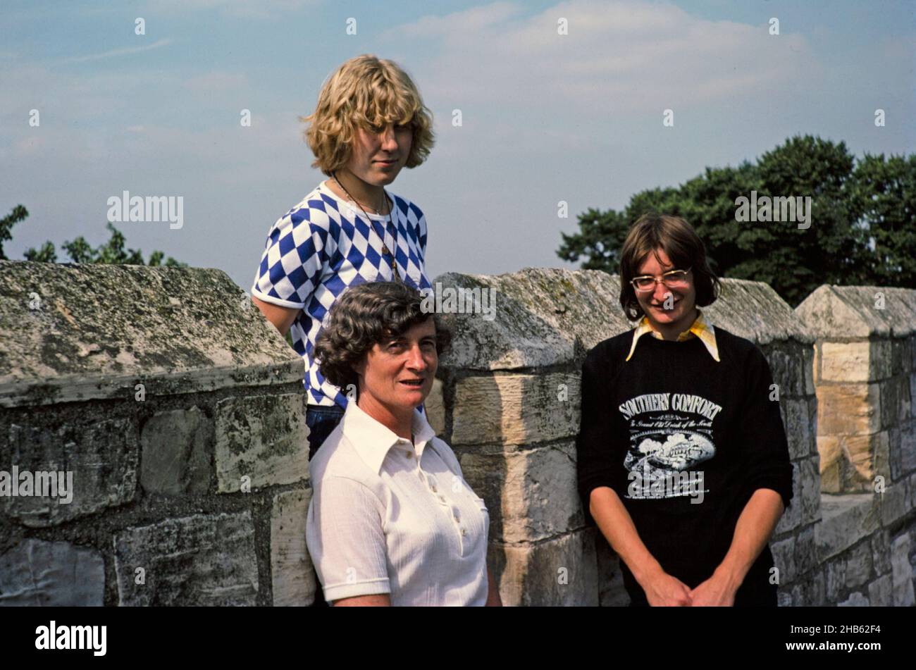Mother standing with two teenage sons 1970s fashion, hairstyles, clothing 1978 Stock Photo
