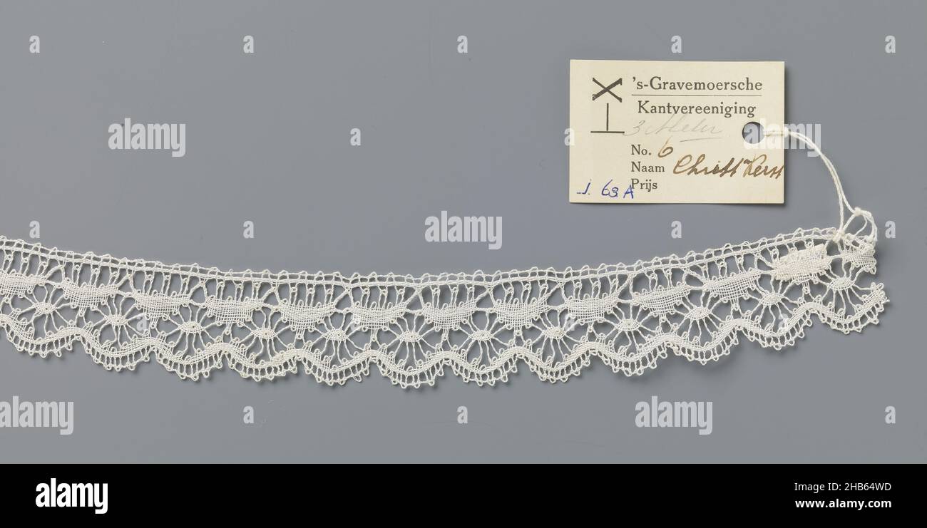 Handkerchief strip of bobbin lace with triangles and spiders, Handkerchief strip of natural-colored bobbin lace, straw lace. A garland forms small scallops along an open center edge of large spiders and a closed edge of triangles., s-Gravenmoersche Kantvereniging, 's Gravenmoer, c. 1930, linen (material), bobbin lace, torchon lace, length 303 cm × width 2.5 cm ×  1 cm Stock Photo