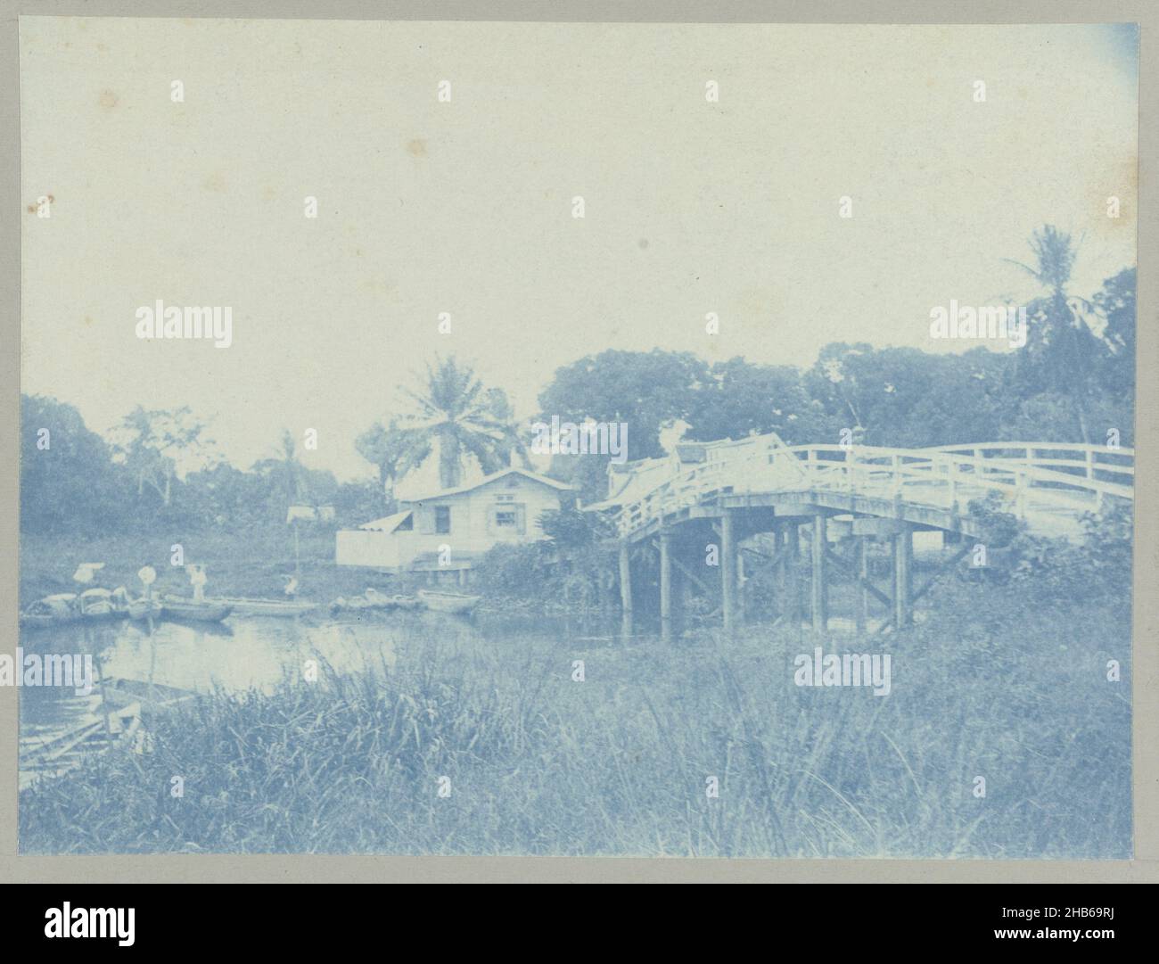 Poelepantje (title on object), The wooden bridge Poelepantje in Paramaribo. Part of the photo album Souvenir de Voyage (part 2), about the life of the Doijer family in and around the plantation Ma Retraite in Suriname in the years 1906-1913., Hendrik Doijer (attributed to), Suriname, 1906 - 1913, photographic support, cyanotype, height 121 mm × width 162 mm Stock Photo