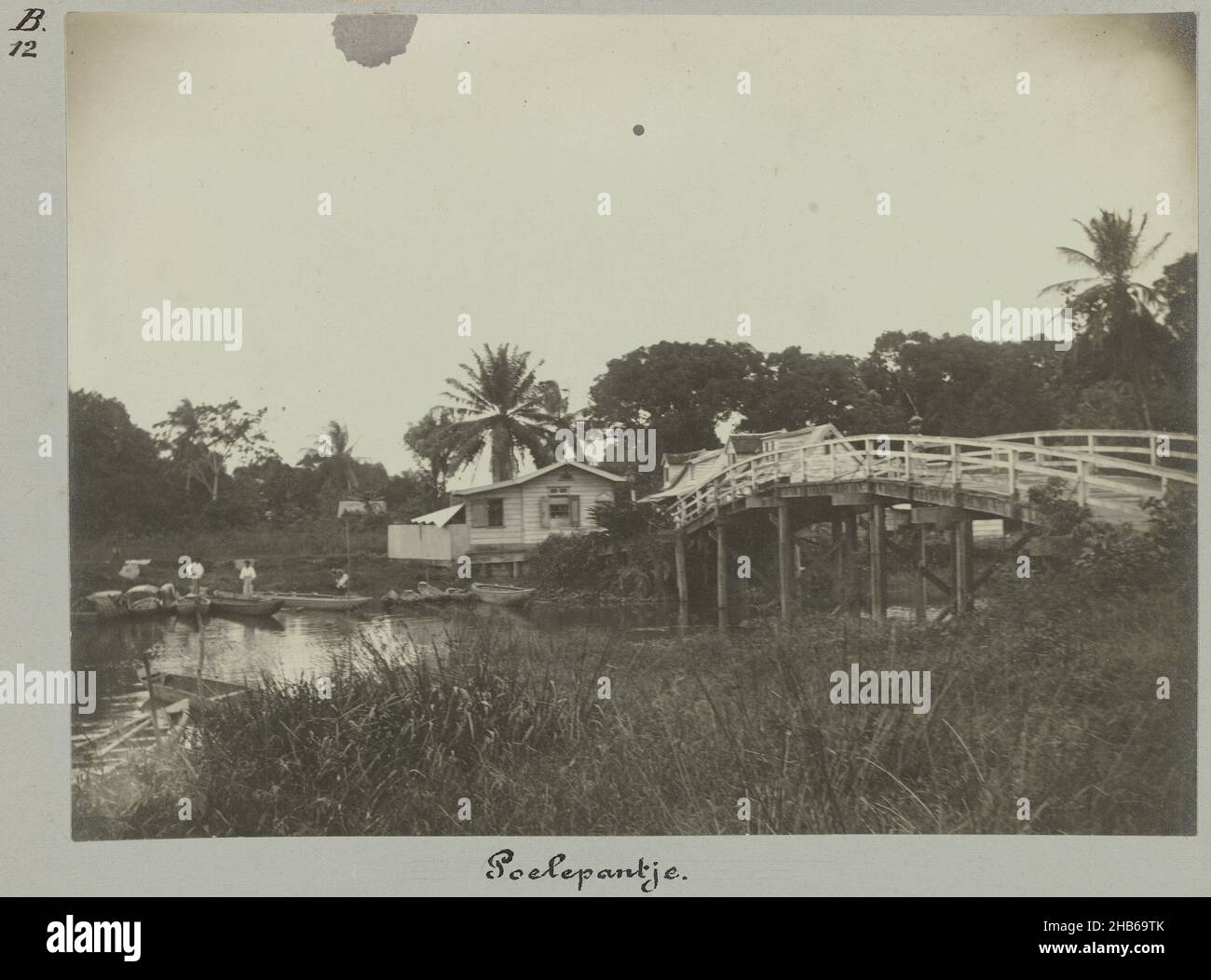 Poelepantje (title on object), The wooden bridge Poelepantje in Paramaribo. Part of the photo album Souvenir de Voyage (part 2), about the life of the Doijer family in and around the plantation Ma Retraite in Suriname in the years 1906-1913., Hendrik Doijer (attributed to), Suriname, 1906 - 1913, photographic support, gelatin silver print, height 118 mm × width 161 mm Stock Photo