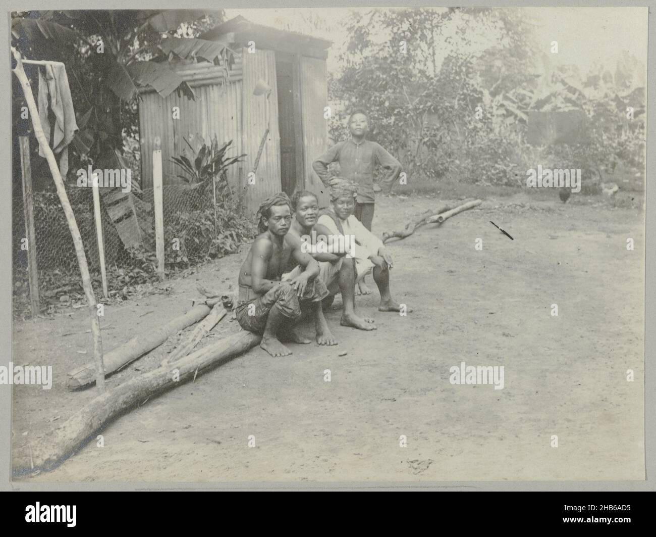 Javanese (title on object), Four Javanese contract workers. Part of the photo album Souvenir de Voyage (volume 5), about the life of the Doijer family in and around the plantation Ma Retraite in Suriname in the years 1906-1913., Hendrik Doijer (attributed to), Suriname, 1906 - 1913, photographic support, gelatin silver print, height 83 mm × width 111 mm Stock Photo