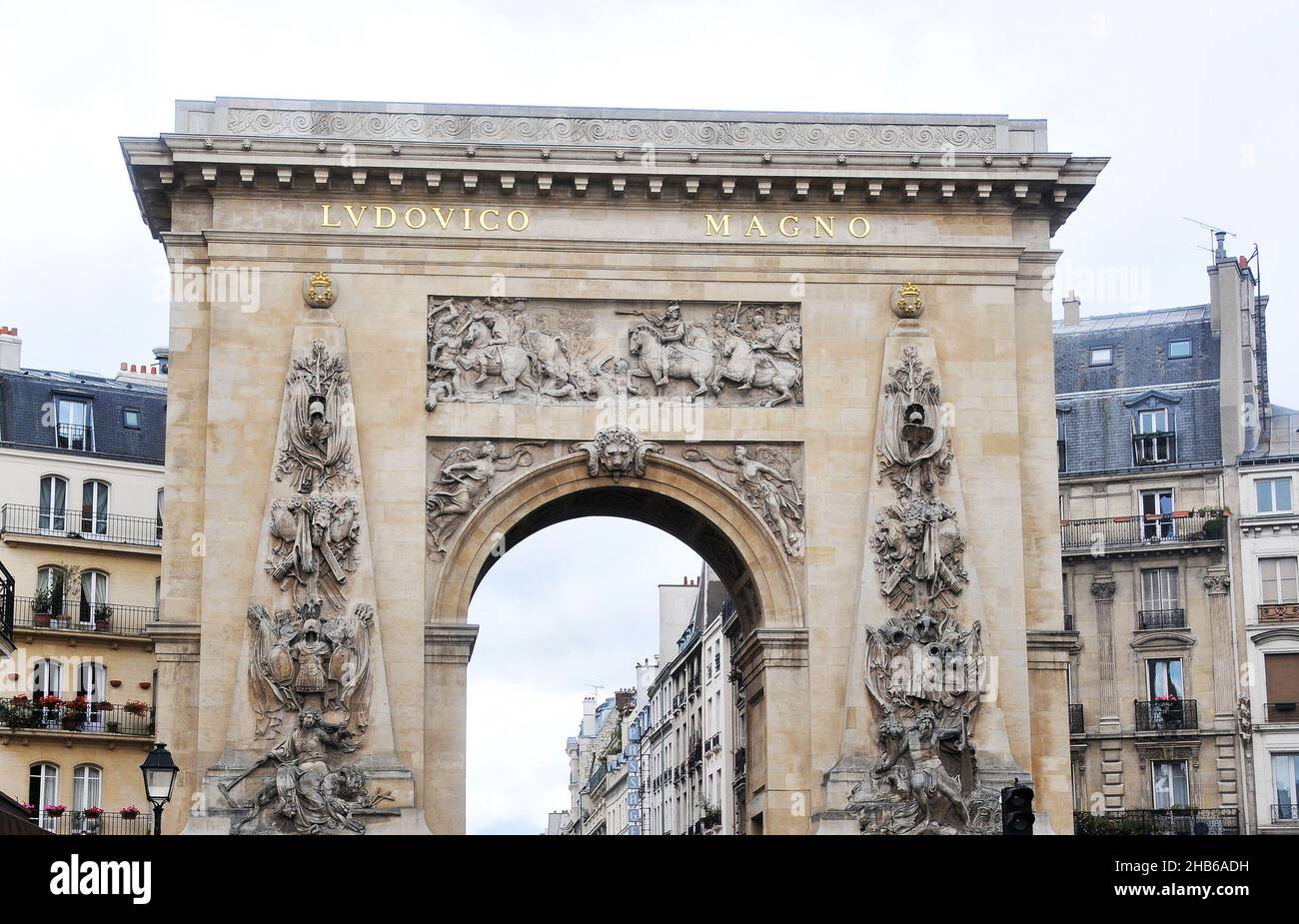 Porte Saint-Denis, triumphal arch erected by Louis XIV on 1672. Paris,  France Stock Photo - Alamy