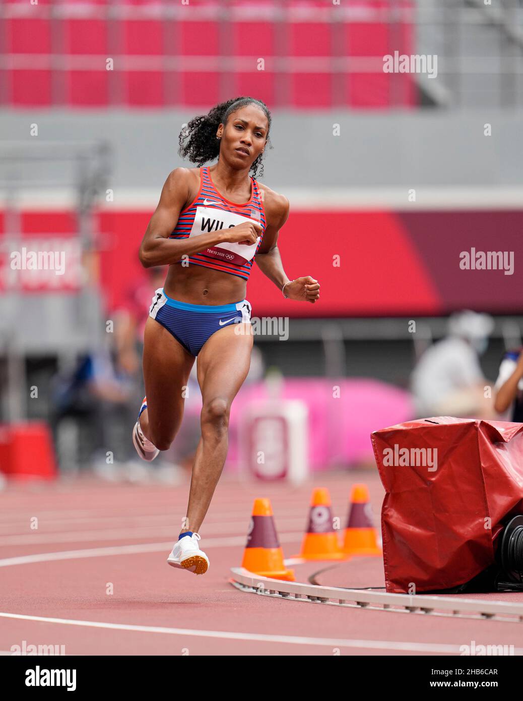 Ajee Wilson competing in the 800 meters of the 2020 Tokyo Olympics ...