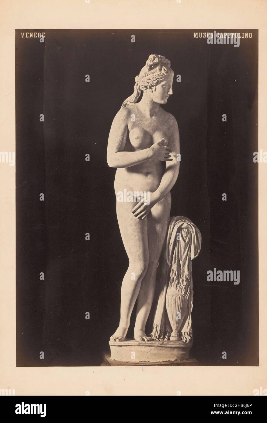 Capitoline Venus in the Capitoline Museums in Rome, VENERE MUSEO CAPITOLINI (title on object), anonymous, Capitolijnse Musea, c. 1875 - c. 1900, cardboard, albumen print, height 374 mm × width 268 mm Stock Photo