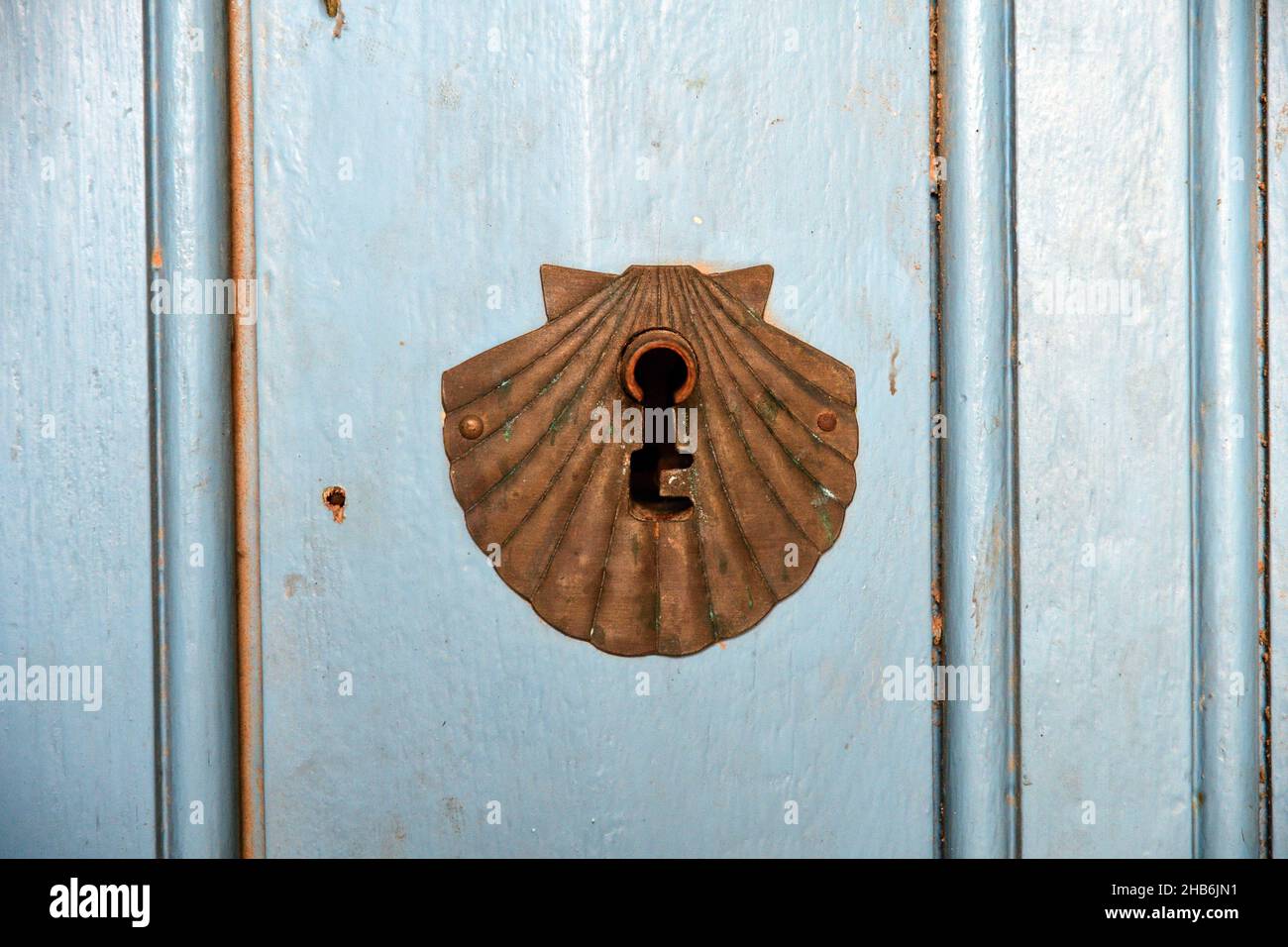 St.James's scallop, great scallop (Pecten jacobaeus), chapel of Saint-Jacques, door lock in the shape of a scallop , France, Brittany, Departement Stock Photo