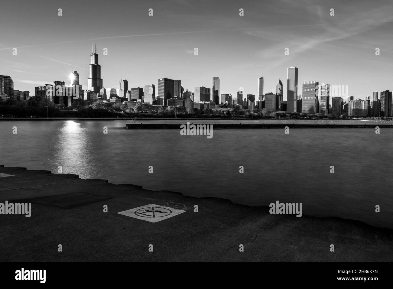 Chicago illinois skyline skyscrapers Black and White Stock Photos ...