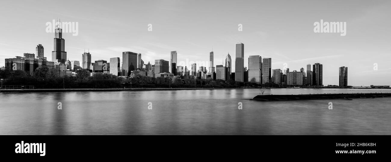 Chicago illinois skyline skyscrapers Black and White Stock Photos ...