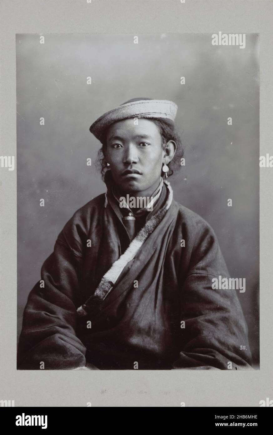 Portrait of a Tibetan man, The number 311 is on the bottom right., Theodor Paar (possibly), Darjiling, c. 1895 - c. 1915, paper, cardboard, height 201 mm × width 145 mmheight 244 mm × width 164 mm Stock Photo