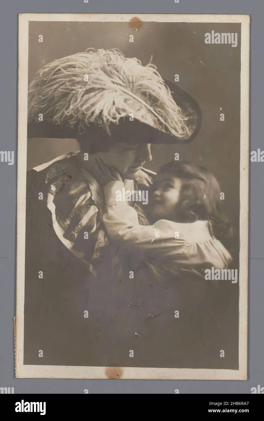 Ostrich feather hat hi-res stock photography and images - Alamy