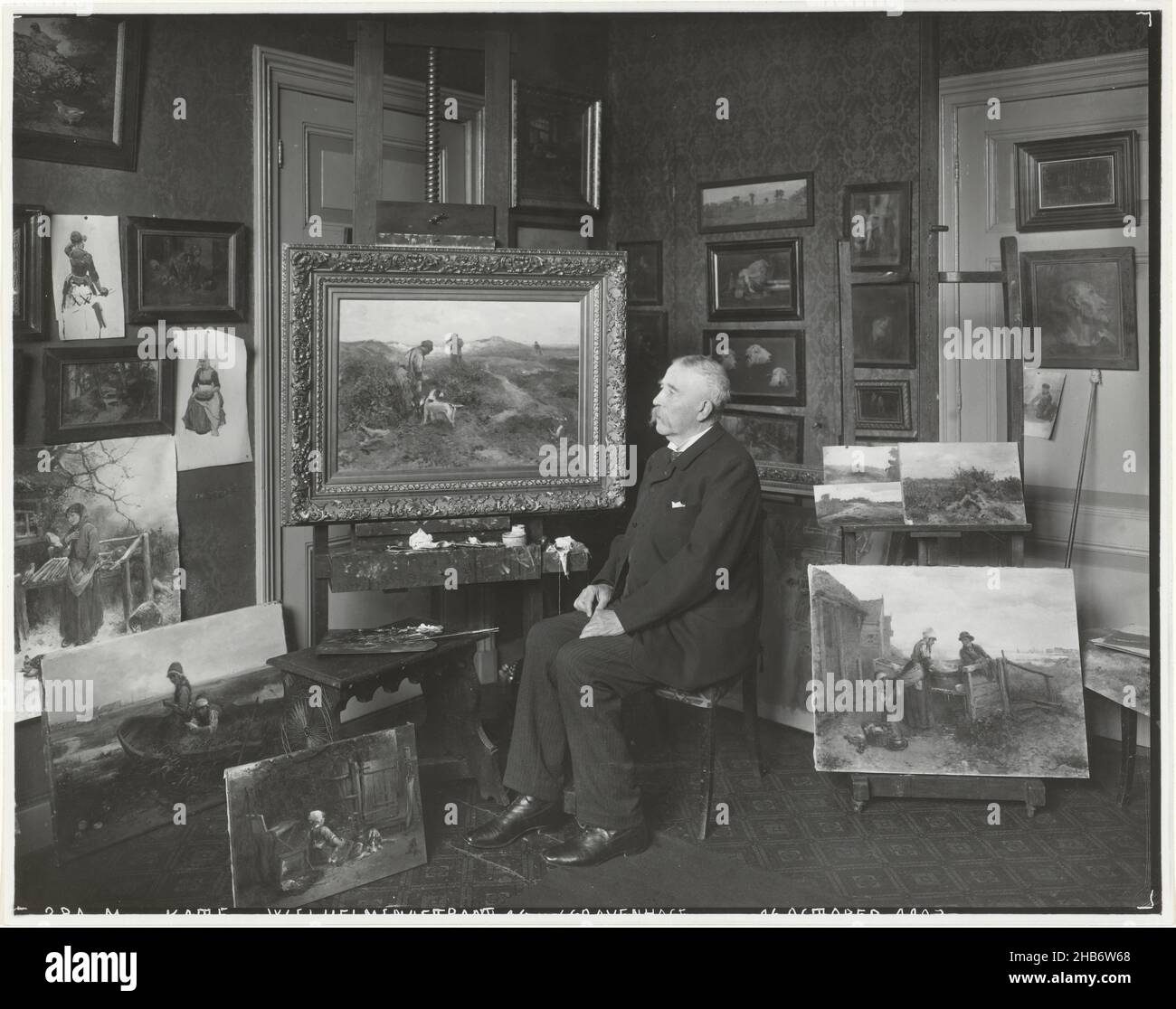 The painter Mari ten Kate in his studio at Wilhelminastraat 14 in The Hague, Sigmund Löw (attributed to), Atelier Herz (attributed to), Amsterdam, 16-Oct-1903, photographic support, gelatin silver print, height 244 mm × width 303 mm Stock Photo