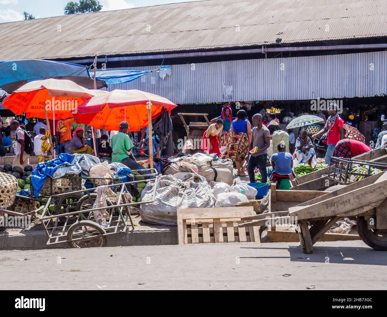 ARUSHA, TANZANIA - MARCH 16, 2017: Vendors and shoppers at a farmer's market along the highway in Arusha, Tanzania Stock Photo